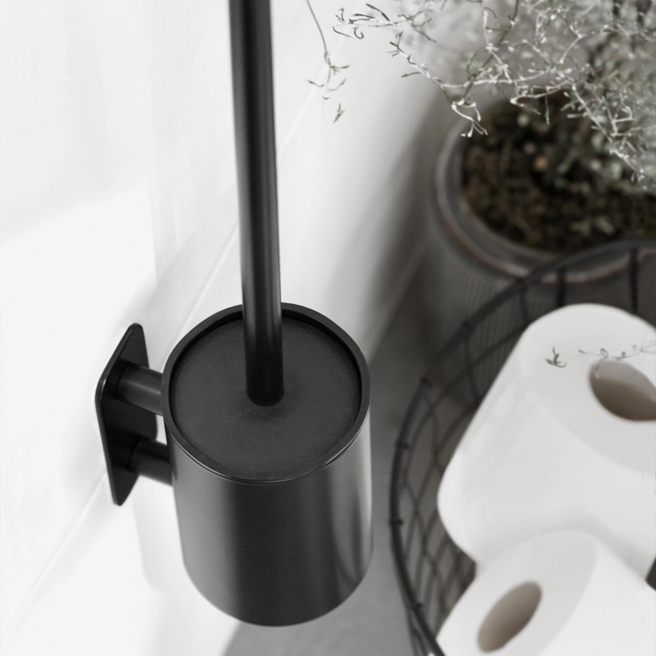 Svarte baderomsdetaljer med Base & Solid