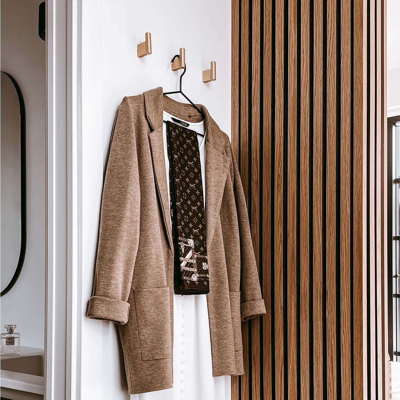 Lag en stilren walk-in-closet med knagg Graf - @arkihem viser hvordan