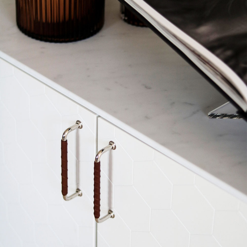 Håndtak 1353 nikkelbelagt/lær brun hjemme hos @mimmielidmar