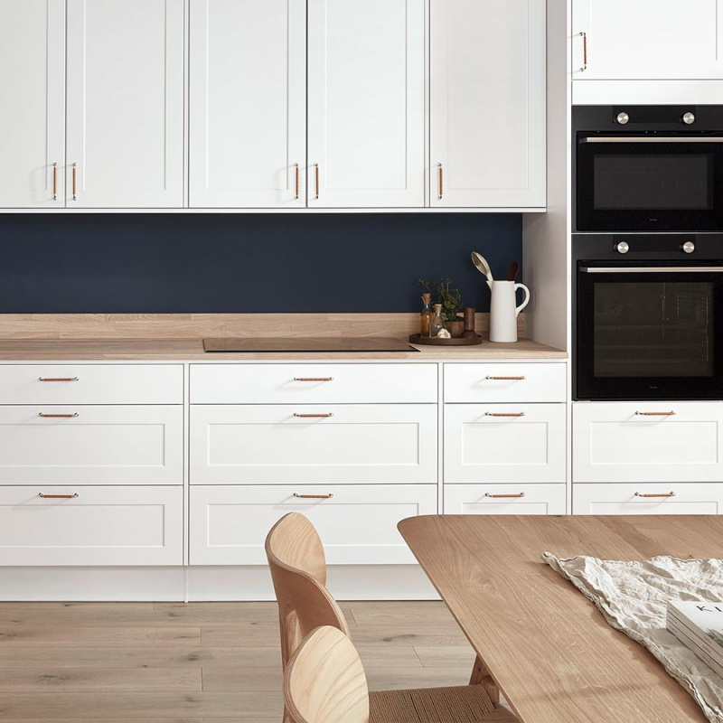 Håndtak 1353 forniklet / lær natur. Foto: tretti.se