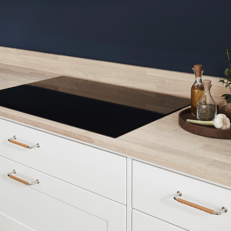 Håndtak 1353 forniklet / lær natur. Foto: tretti.se