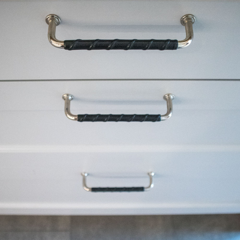 Håndtak 1353 - Forniklet/svart lær