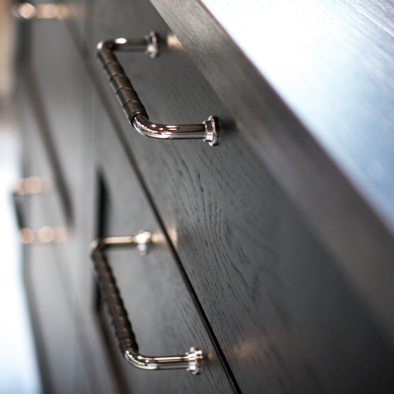 Håndtak 1353 - Forniklet/svart lær