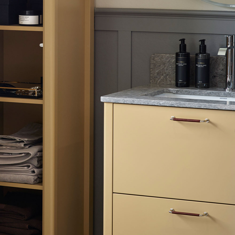 Håndtak 1353 med brunt skinn på bad fra Vedum