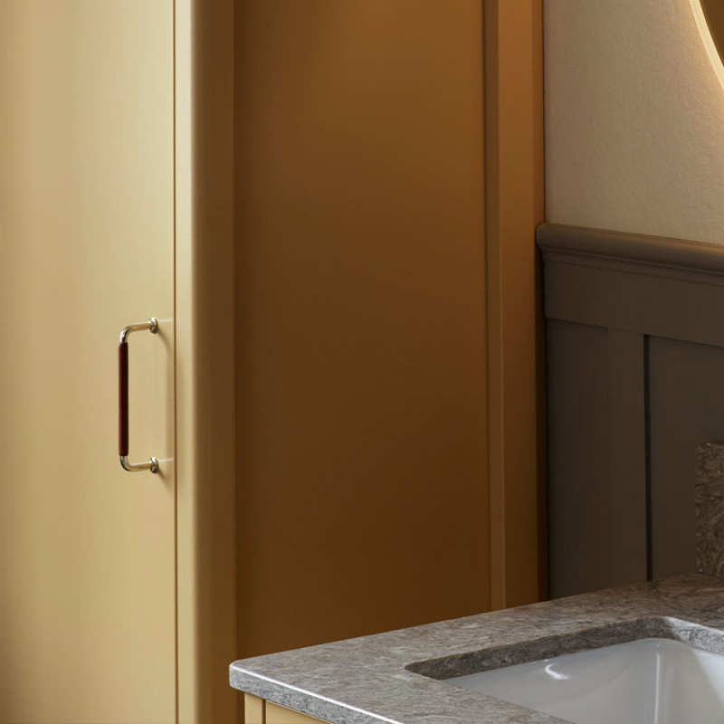 Håndtak 1353 med brunt skinn på bad fra Vedum