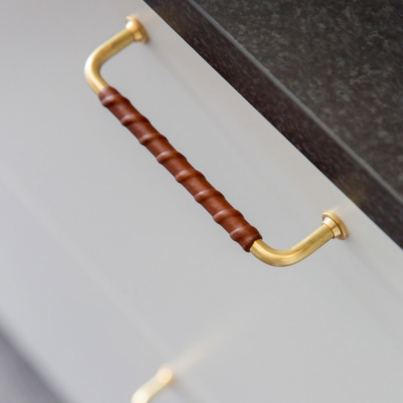 Håndtak 1353 - Polert messing/brunt lær