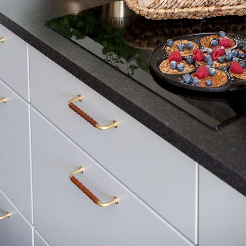 Håndtak 1353 - Polert messing/brunt lær