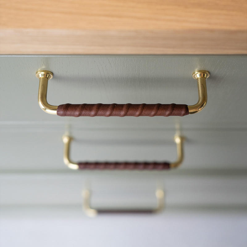 Håndtak 1353 - Polert messing/brunt lær