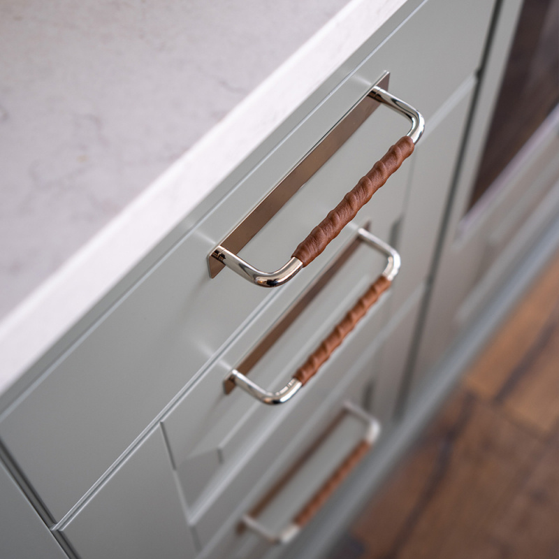 Håndtak Royal Deluxe - 128mm - Forniklet/Brunt lær