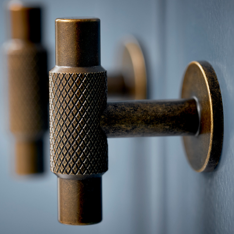 Knott Manor T - Antikk messing