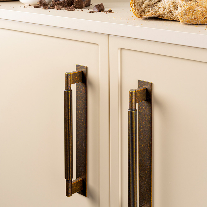 Håndtak Arpa - Bakplate - 192mm - Antikk messing