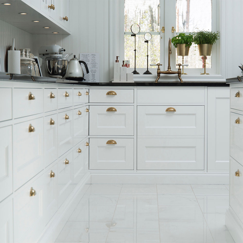 Skålhåndtak 3922 matt messing. Foto: Formakök