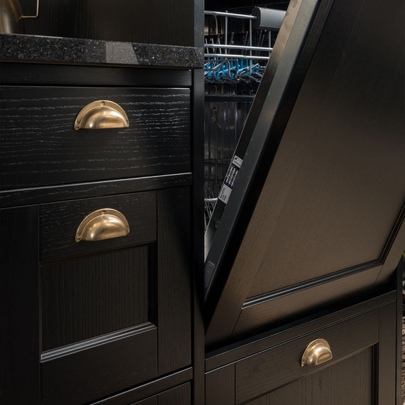 Skålhåndtak 3922 matt messing. Foto: Forma Kök