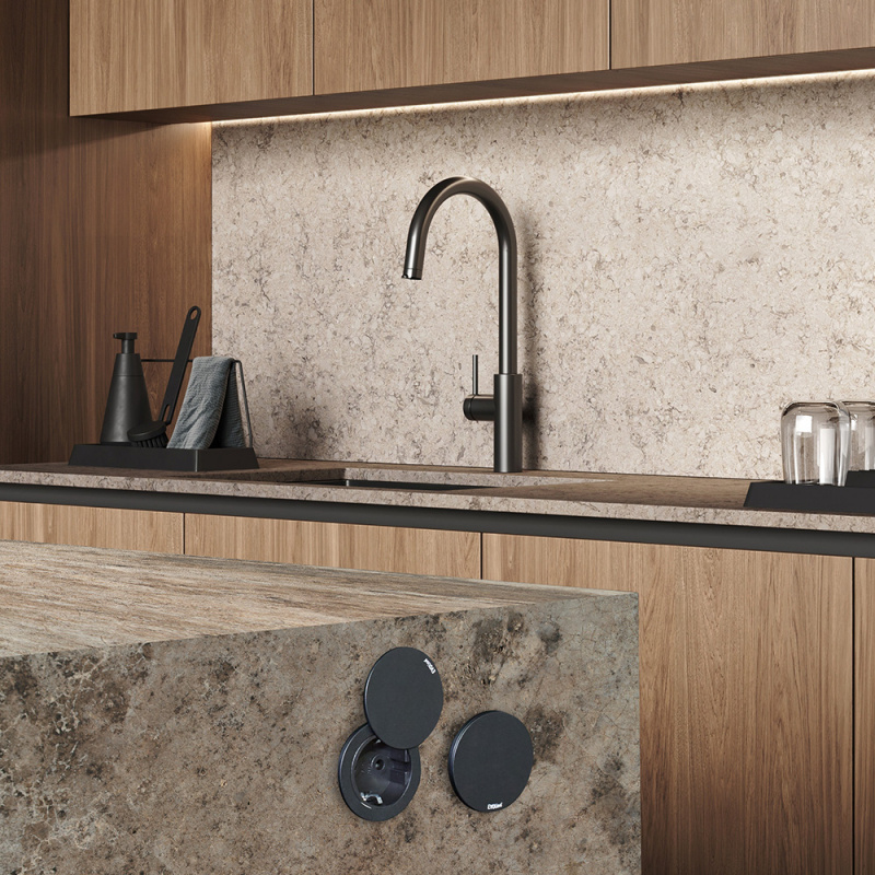 Stikkontakt One – med lokk svart/sort