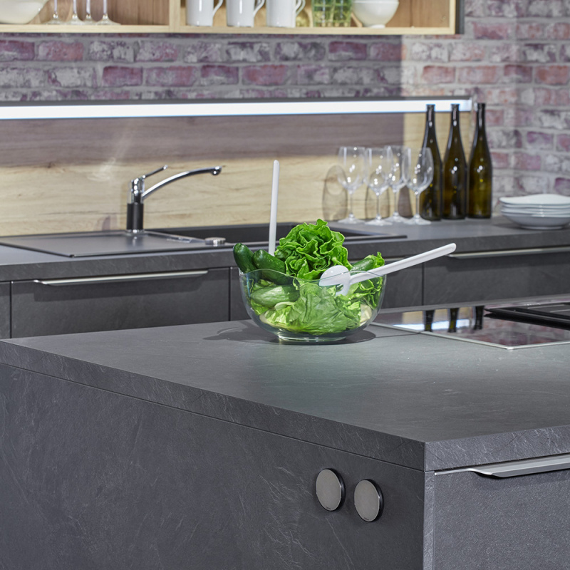 Stikkontakt One – med lokk rustfri/svart