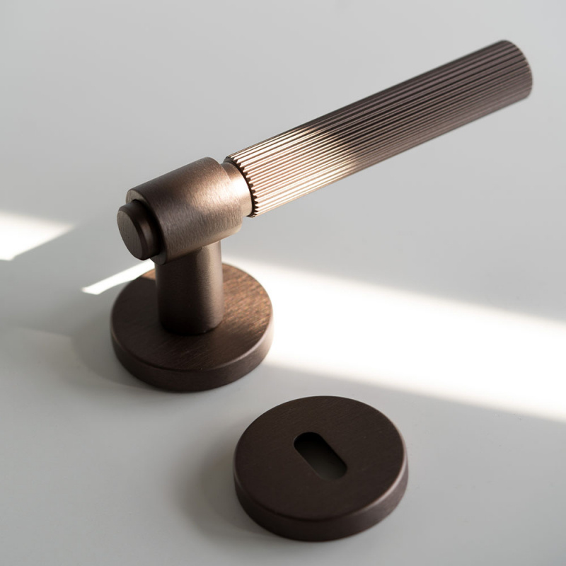 Dørhåndtak Helix 200 Stripe - Mørk bronse