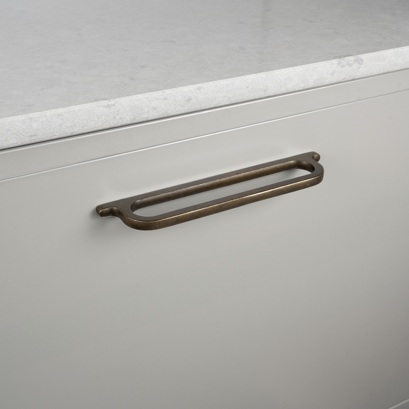 Håndtak Omega - Antikk messing