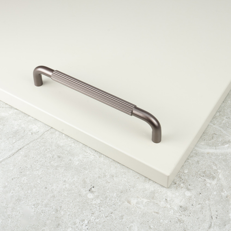 Håndtak Helix Stripe - Mørk bronse