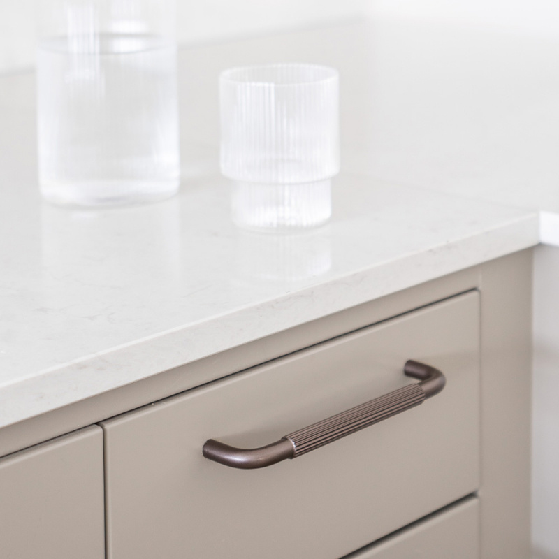 Håndtak Helix Stripe - Mørk bronse