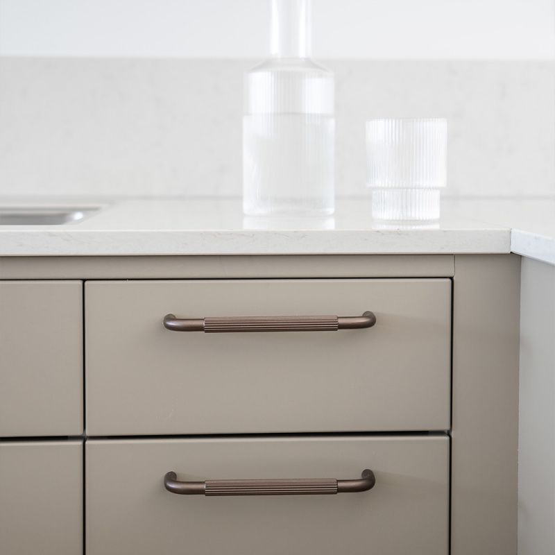 Håndtak Helix Stripe - Mørk bronse