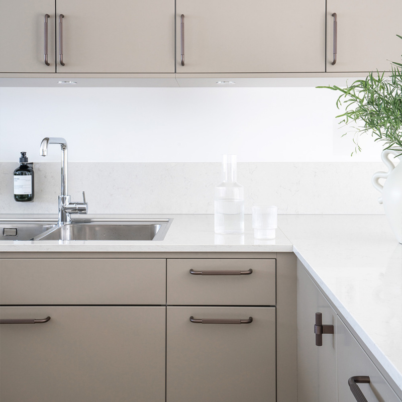 Håndtak Helix Stripe - Mørk bronse