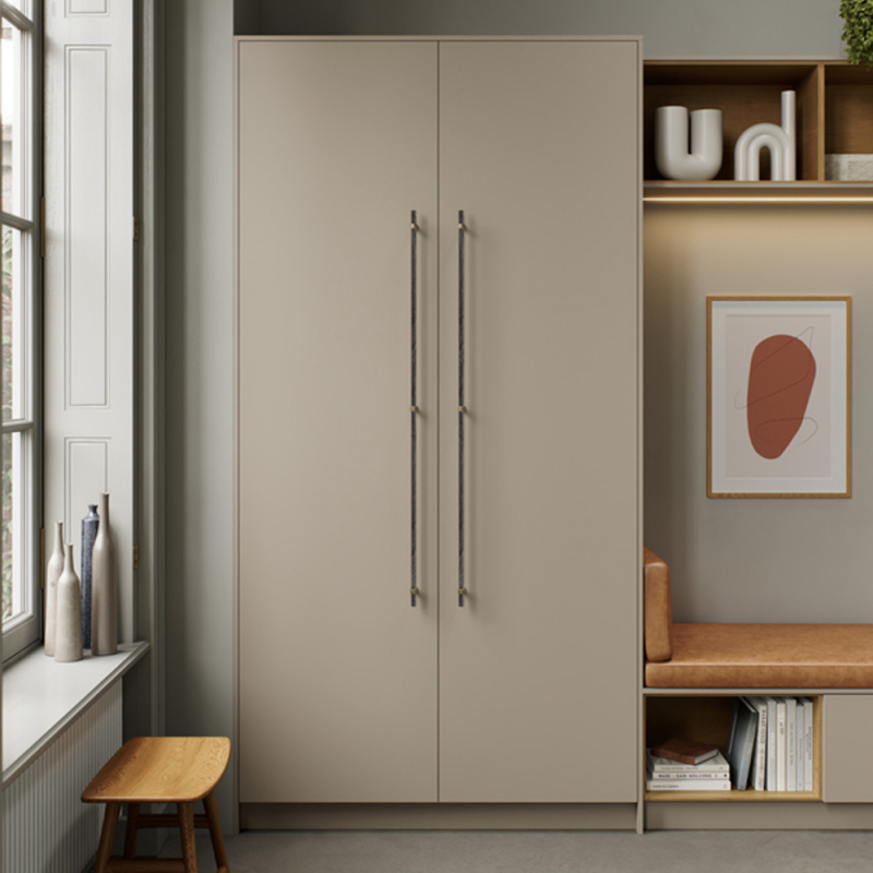 Håndtak Bond – Mørkbeiset eik/Børstet messing